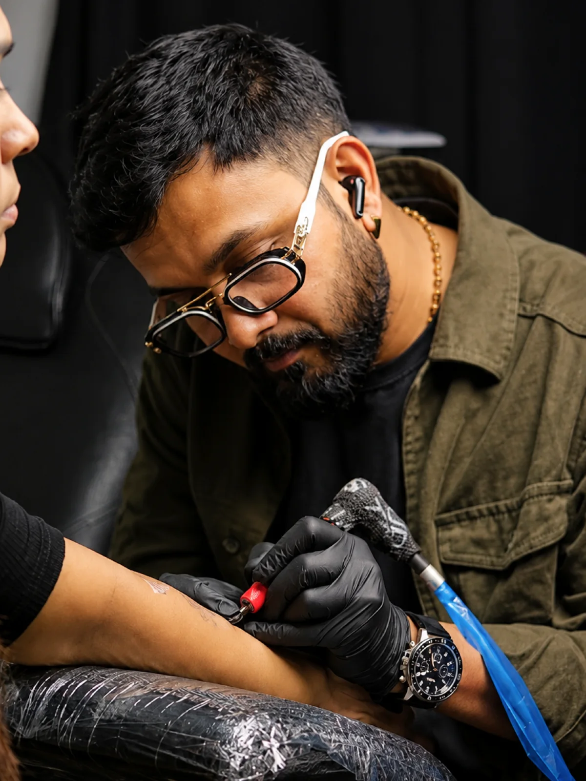 Jigar Parekh creating a custom tattoo